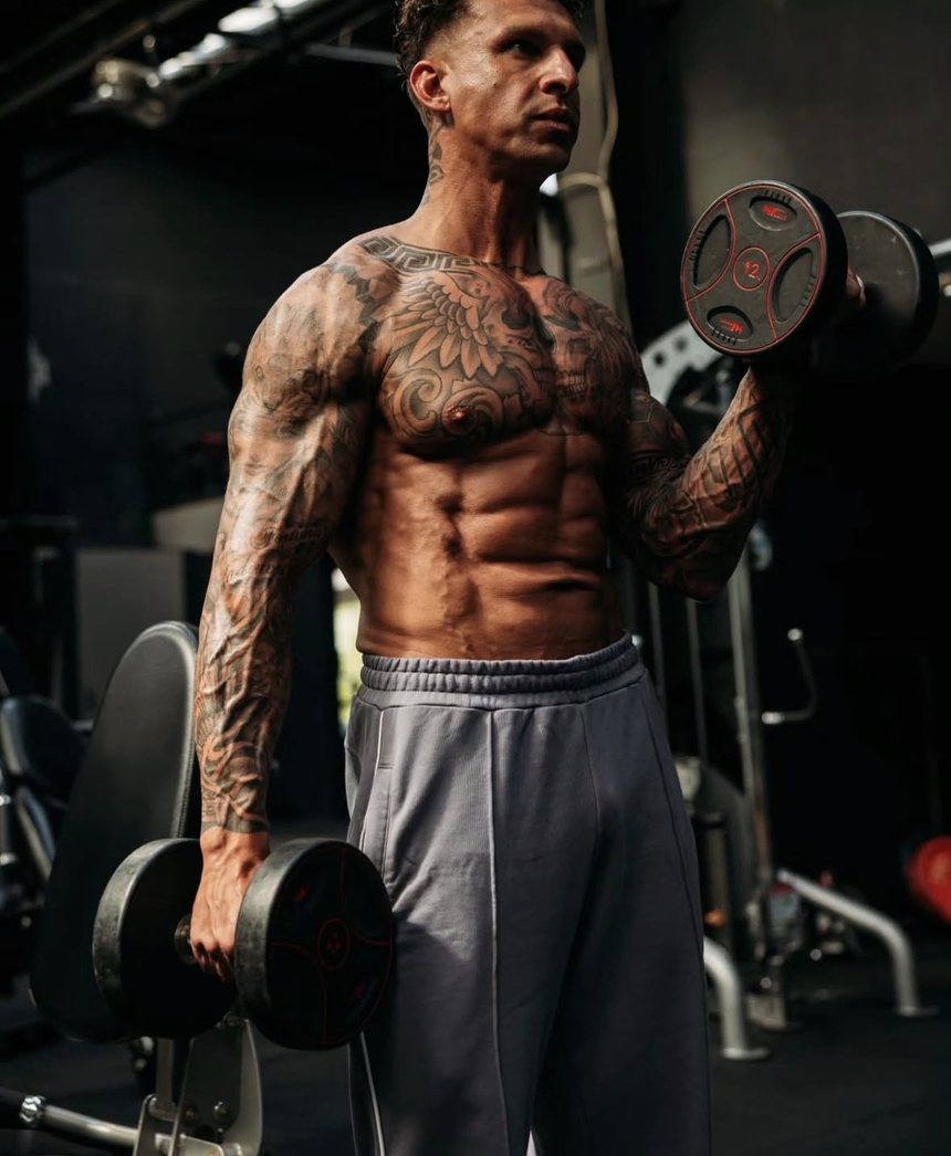 Rik Peels traint biceps met een dumbbell